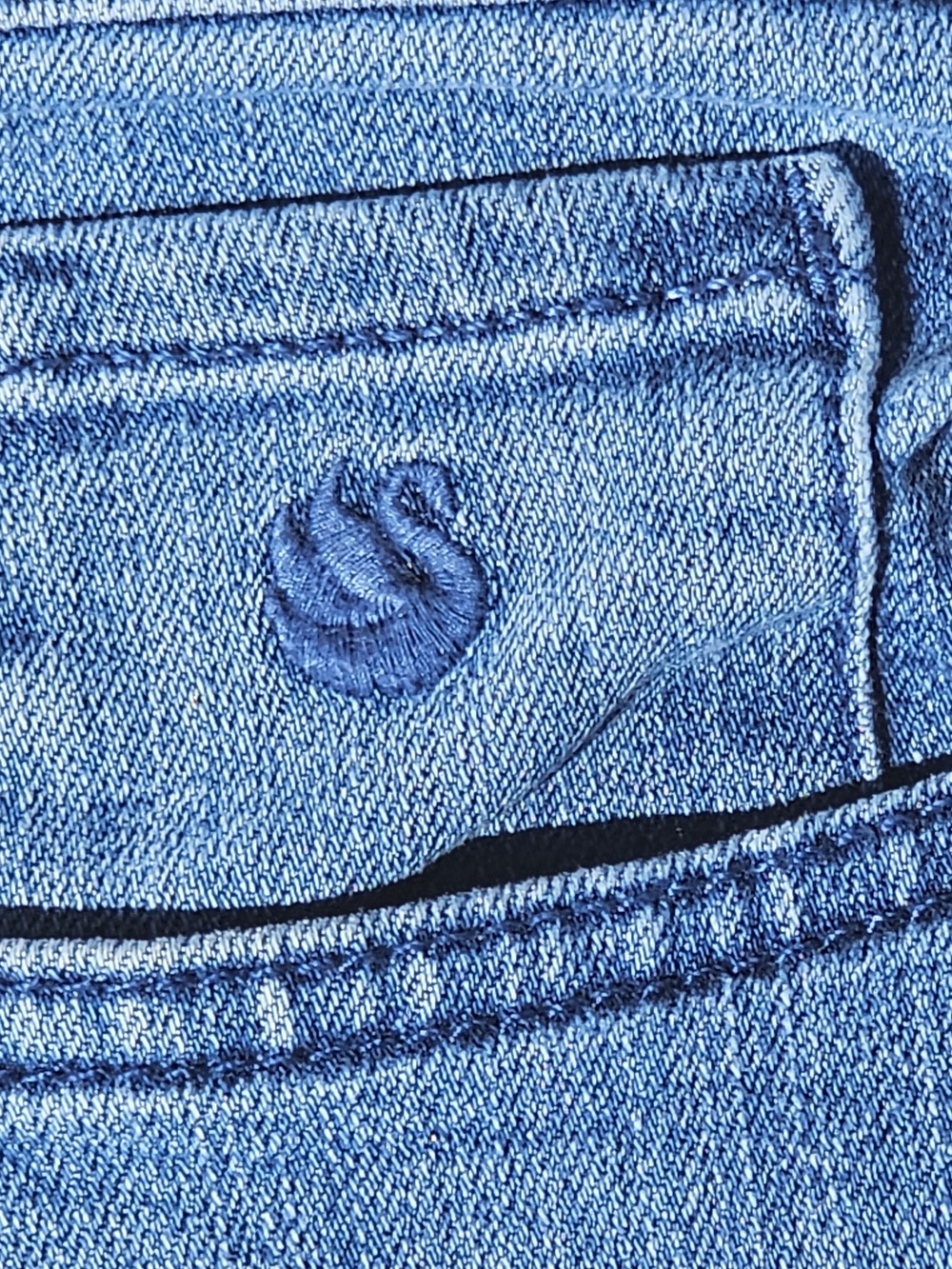 Gloria Vanderbilt Women's Size 18 Blue Jeans. - Picture 4 of 4